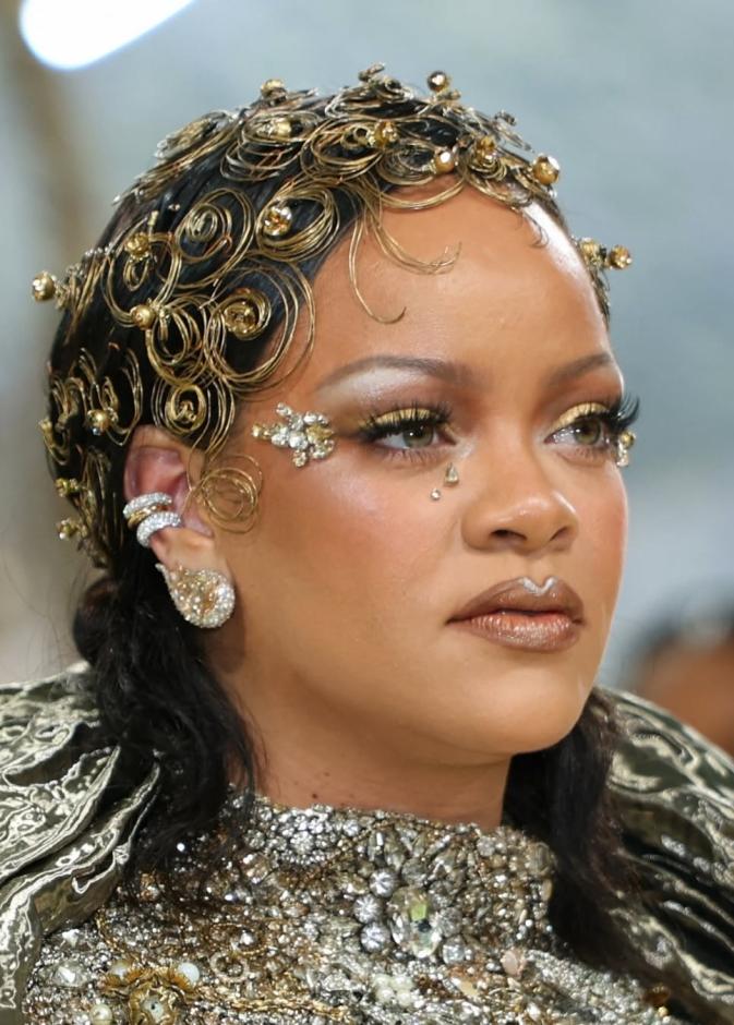 كواليس تسريحة Rihanna في Met Gala 2026.