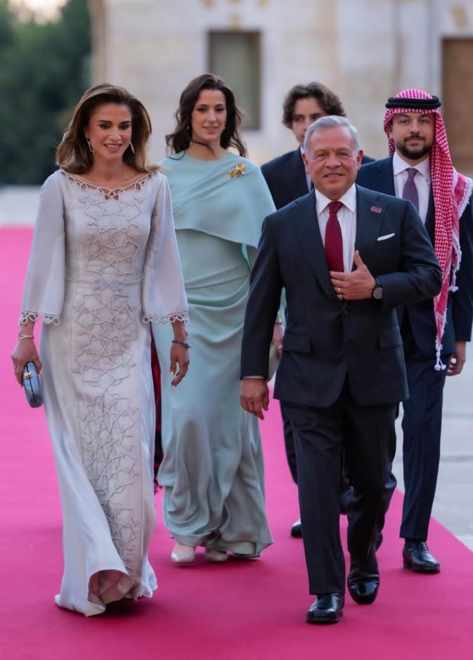 الملكة رانيا والأميرة رجوة وسلمى بإطلالات تمزج الفخامة بالتراث الأردني