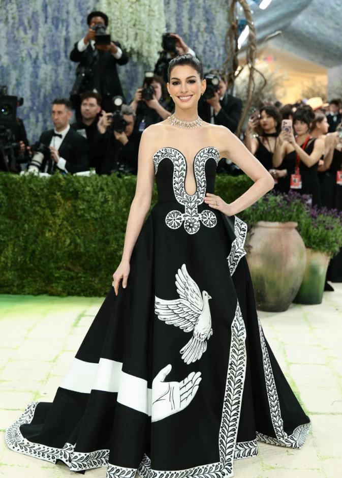 Anne Hathaway‏ بفستان من ‏Michael Kors