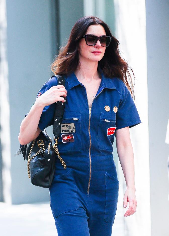 Anne Hathaway تحمل حقيبة Valentino Garavani Panthea