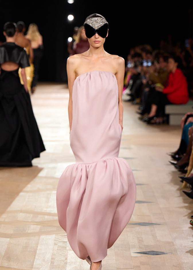  فساتين من فن النحت المعماري من Balenciaga
