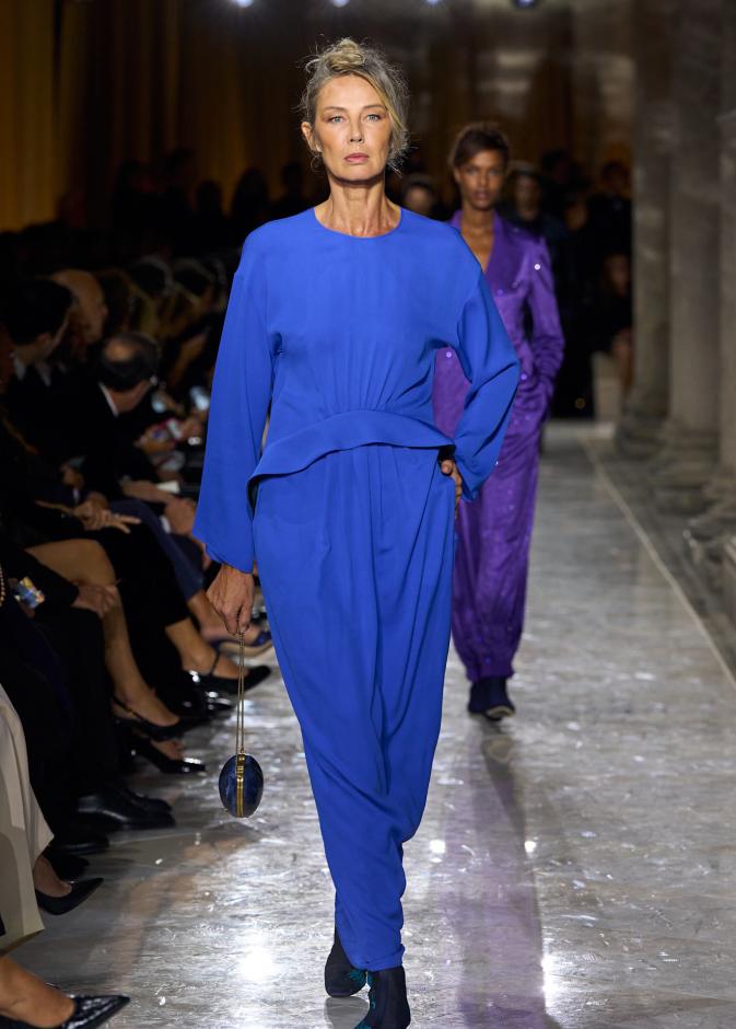 إطلالة صيفية باللون الأزرق الملكي من Giorgio Armani 