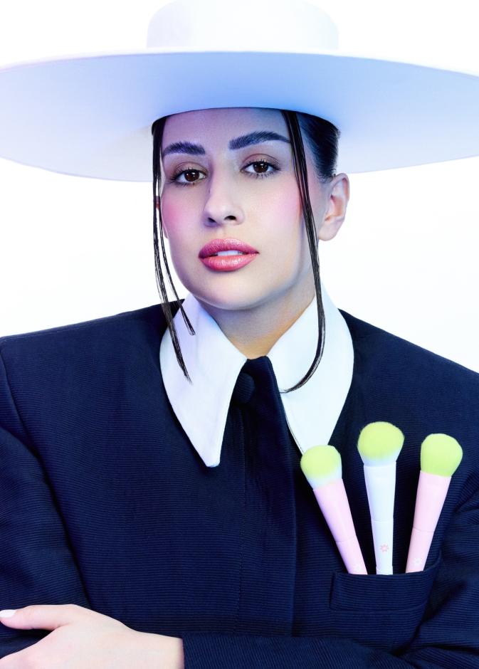 فرح الهادي تطلق علامة جمال خاصة بها FARAH COSMETICS