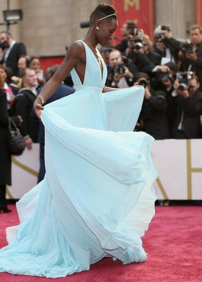 Lupita Nyong'o‏ بفستان أزرق من ‏Prada