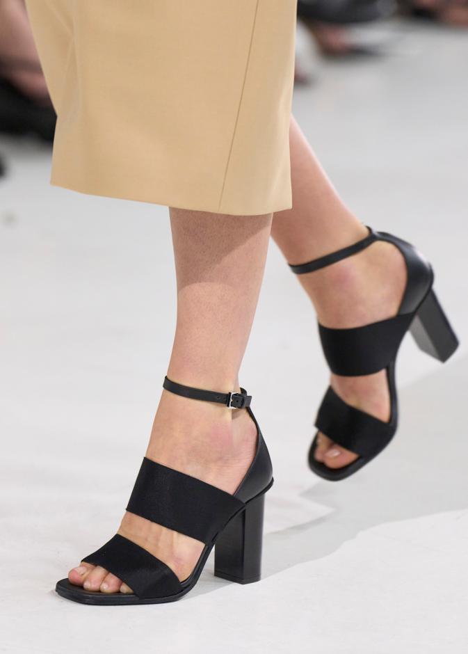 Max Mara يتميز حذاء الكعب العريض بالراحة