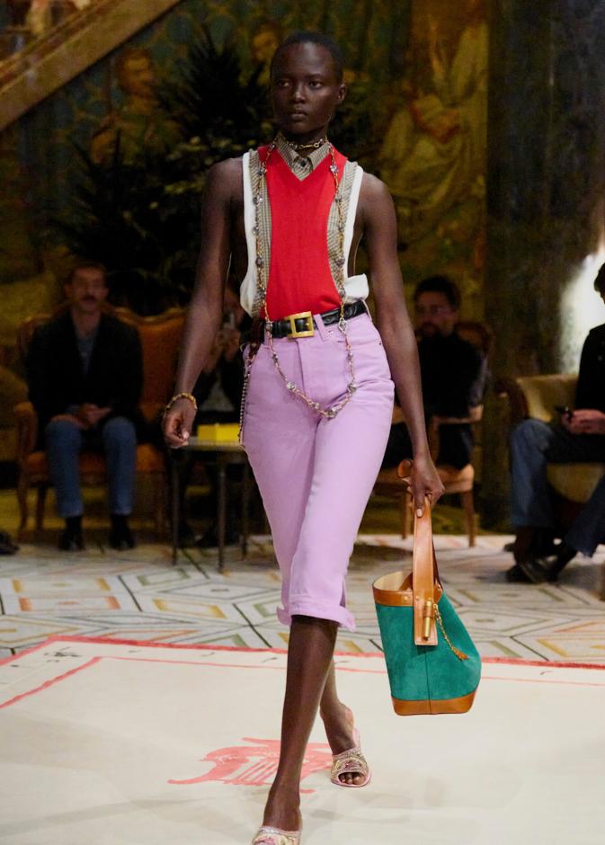 تنسيق الشورت الضيق من Versace