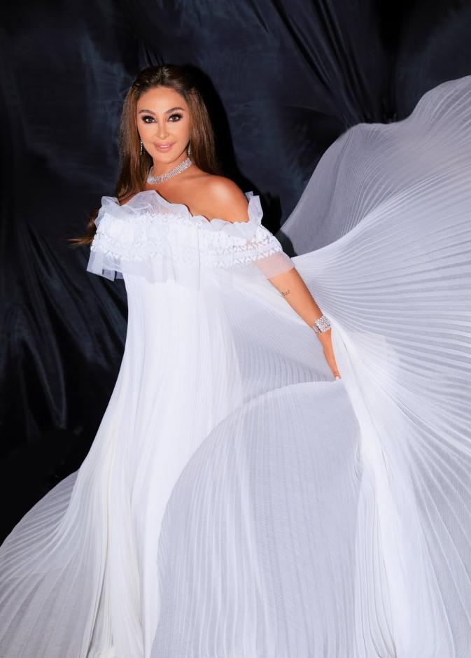 إليسا بصيحة الفستان البليسيه باللون الأبيض