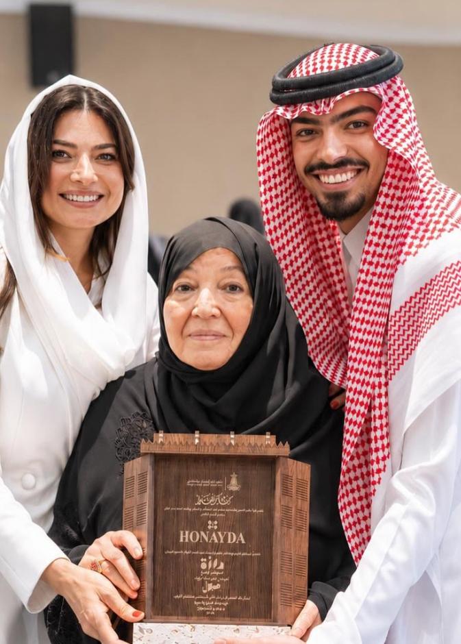 هنيدة صيرفي مع والدتها السيدة زهرة قطان وابنها حسن