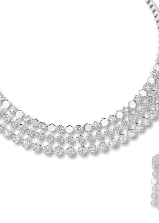تكشف Chaumet عن أول طقم مجوهرات راقية مصنوع من ذهب قابل للتتبع بالكامل