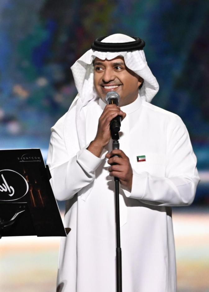 راشد الماجد يفتتح حفله بالكويت بكلمة مؤثرة