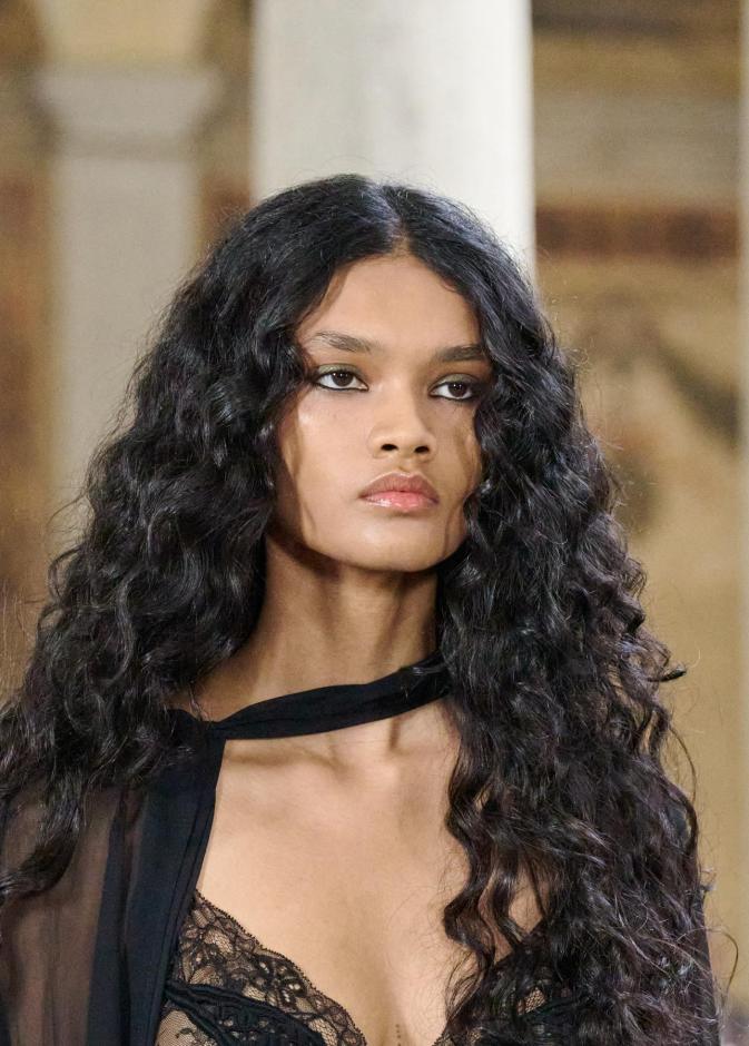 دليلكِ الشامل حول تريند Heatless Curls مادة لشعر كيرلي مثالي وصحي
