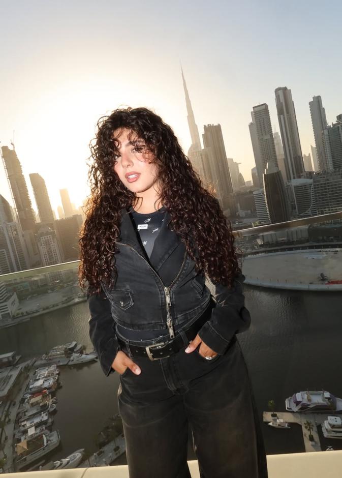 مايان السيد ببنطال الكاحل بالأرجل الواسعة وجاكيت قصير
