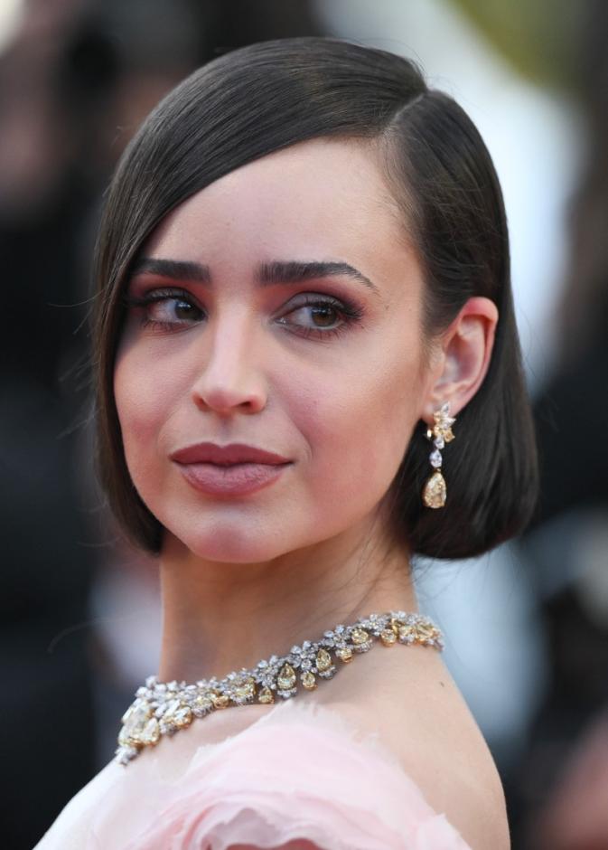 اطلالة Sofia Carson برسمات المكياج الدخاني المدموج