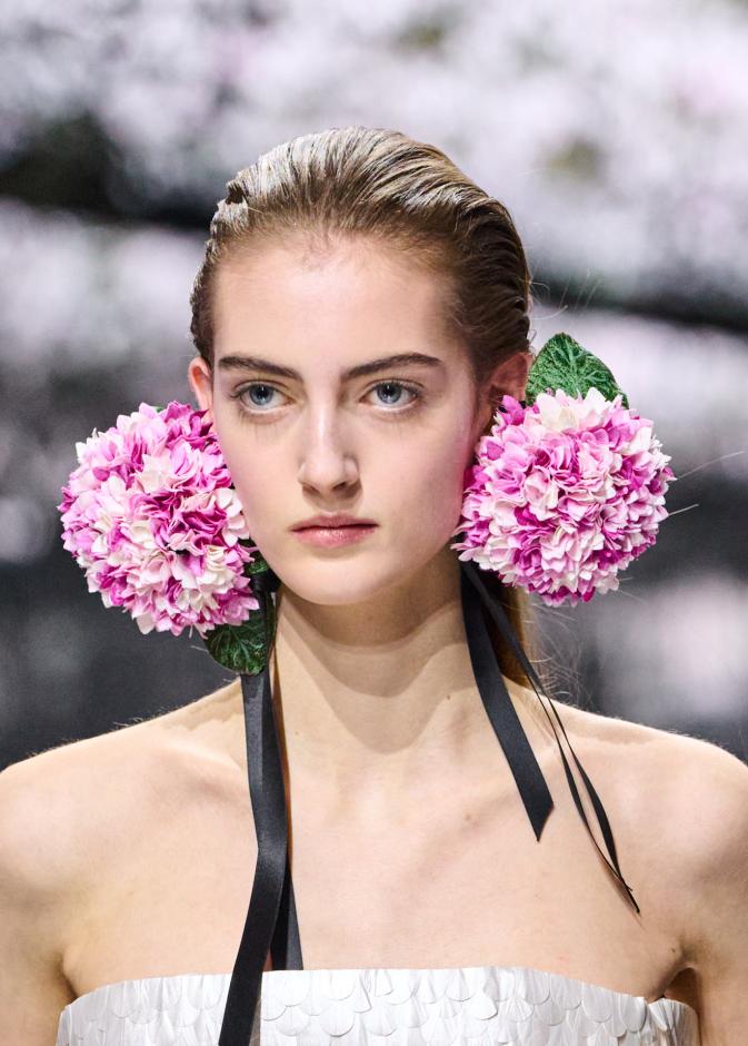 عارضة دار Christian Dior