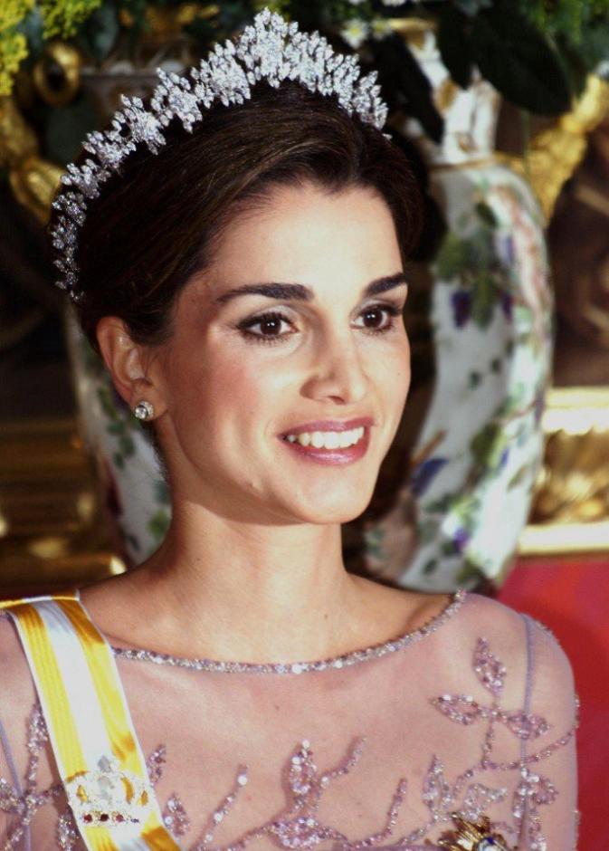 الملكة رانيا بتاج Queen Alia’s Cartier Tiara في حفل تتويج الملك عبد الله الثاني