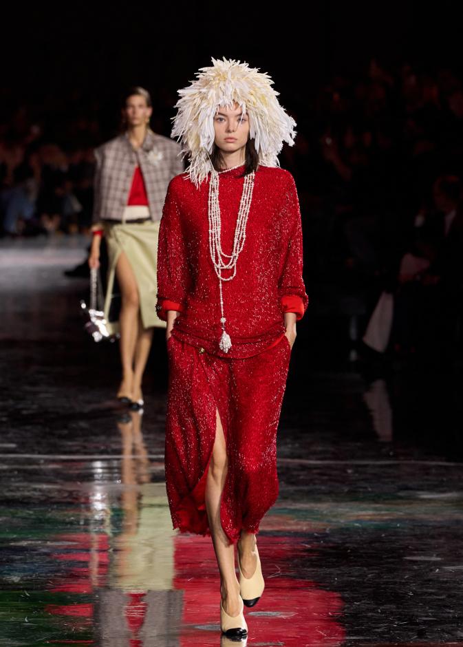 فستان سهرة باللون الأحمر الفراولة من Chanel 