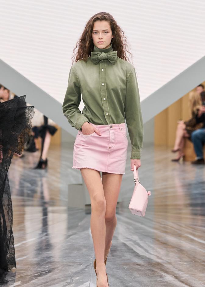 تنسيق التنورة القصيرة من Christian Dior