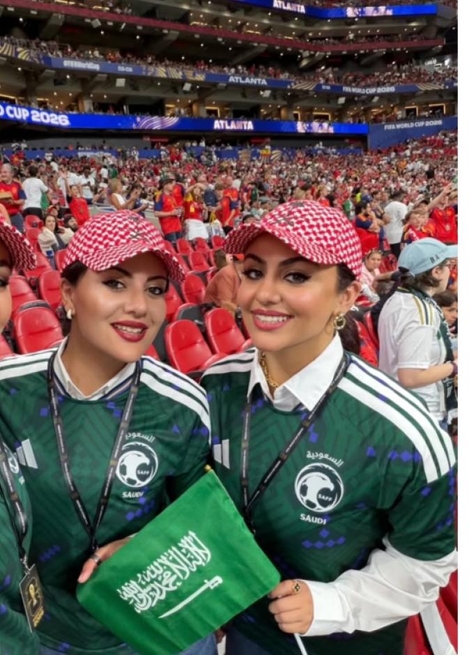 المشاهير يدعمون المنتخب السعودي