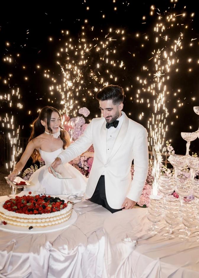 فرحة العروسين عند تقطيع الكايك_ الصورة من Jaxon James Couture Bridal@