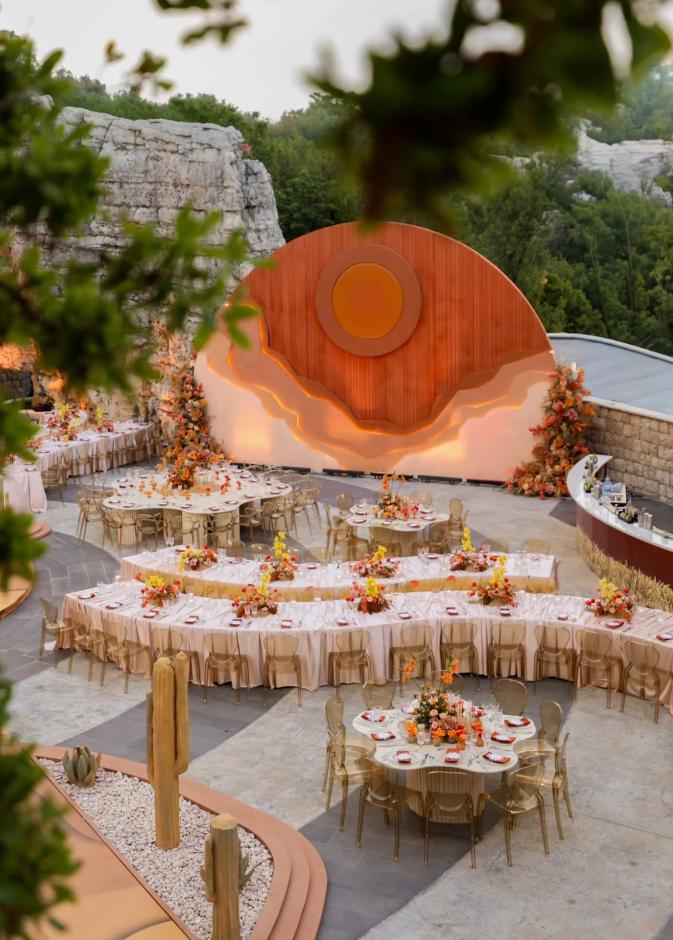 حفل زفاف يشبه الغروب- الصورة من صفحة  @LebaneseWeddings
