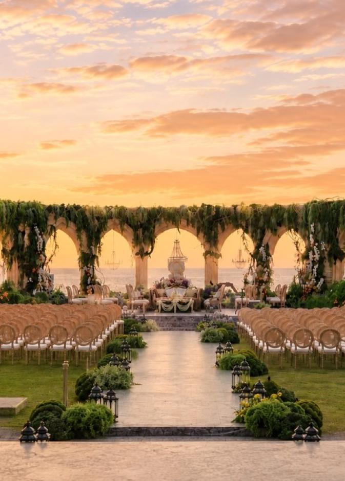 زينة الأقواس على قلعة تاريخية – الصورة من صفحة InterContinental Bali Resort