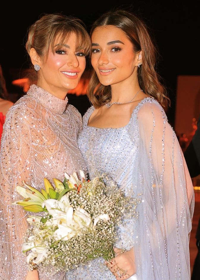 رسائل متبادلة بين ملك أحمد زاهر ووالدتها