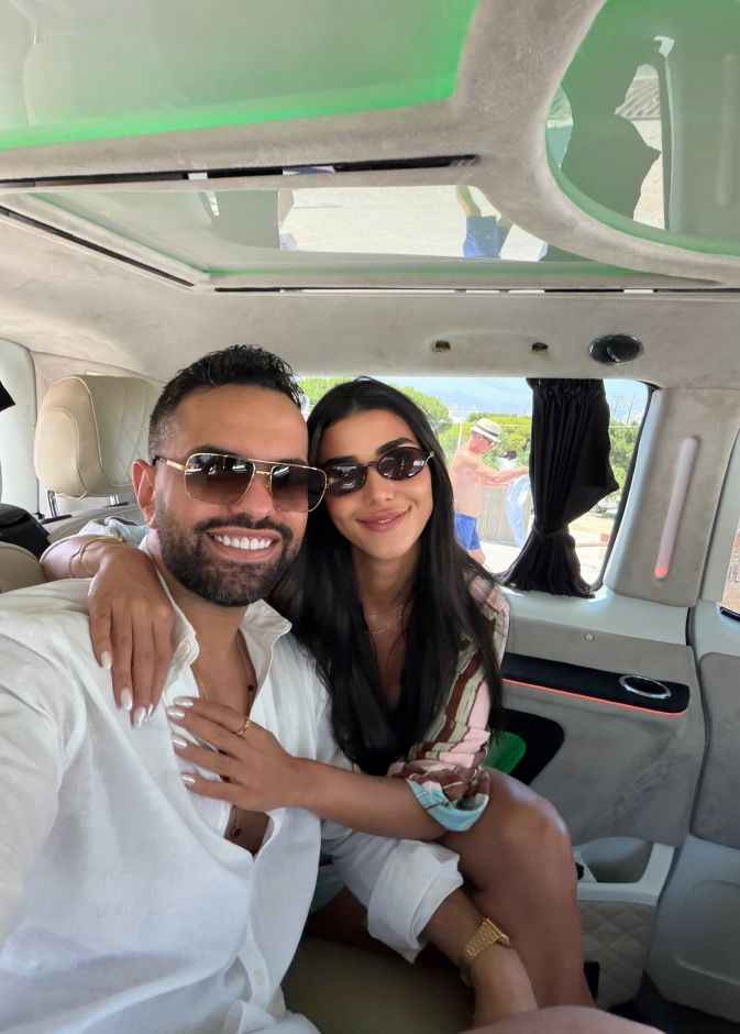 ريم سامي مع زوجها في اليونان