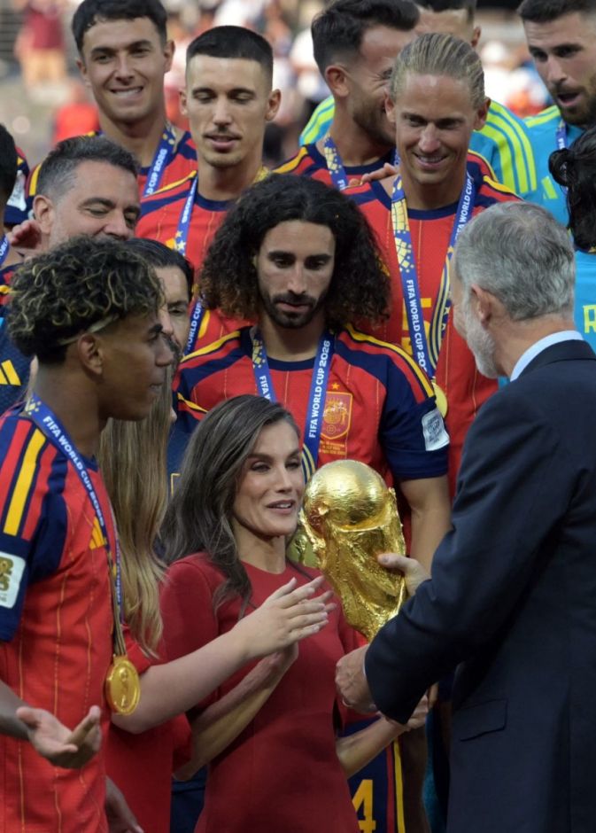 ملك إسبانيا يحتفل بفوز منتخب بلاده
