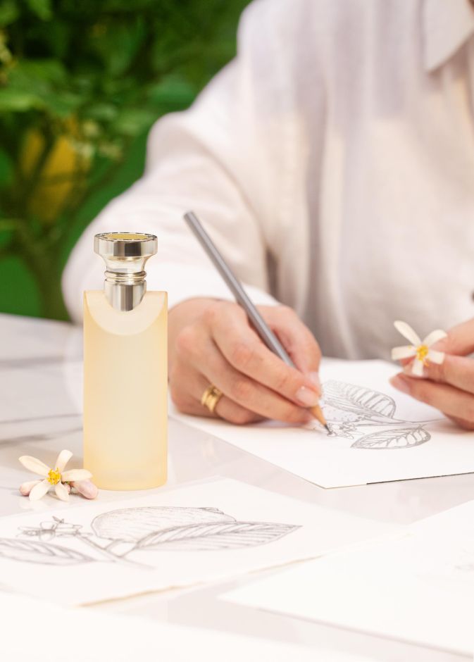 يأتي عطر Eau Parfumée Thé Impérial في قارورته الأيقونية التي تجسد الأناقة الرومانية والفخامة الهادئة