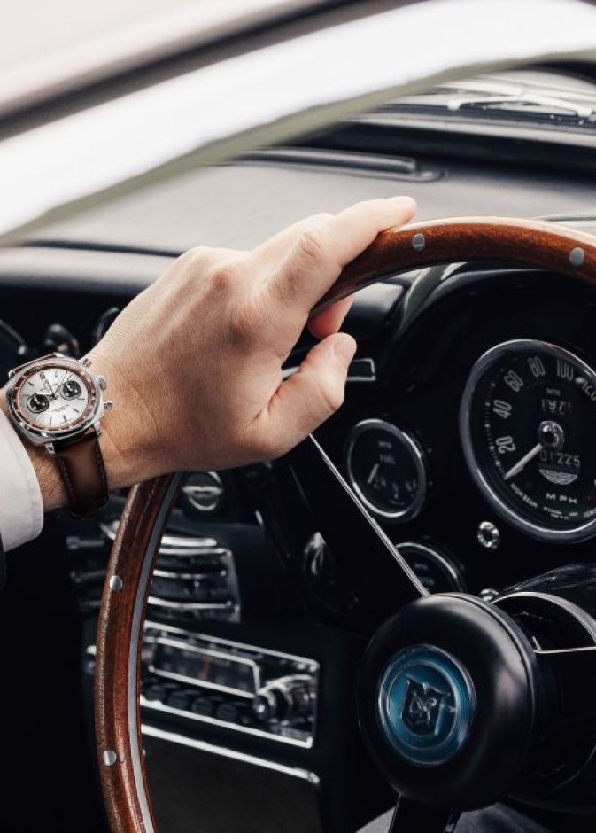 الزمن والسرعة يلتقيان مجدداً: Breitling و Aston Martin يقدمان Top Time تكريم للعبة DB5 الأيقونية