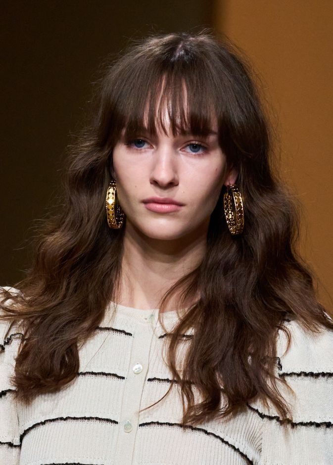 الغرة الامامية الكثيفة بأسلوب الـBeachy Waves من دار Luisa Spagnoli