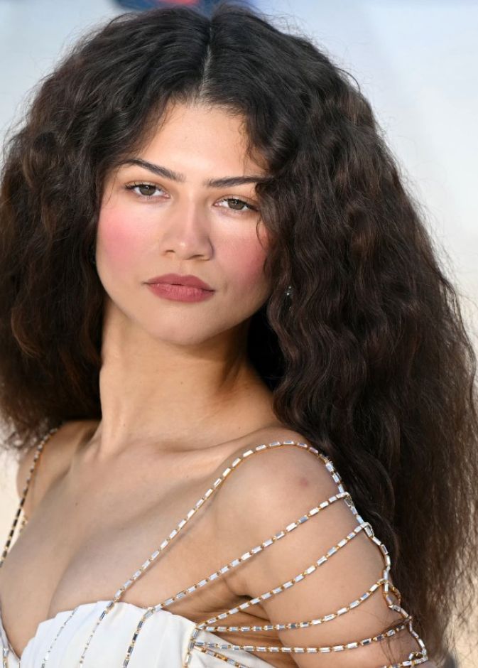 بلاشر الفراولة بأسلوب غلوسي على طريقة النجمة Zendaya
