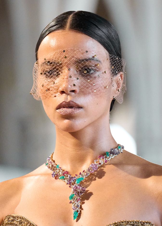 تسريحات الشعر المبللة مع اكسسوارات الشبك من دار Rahul Mishra