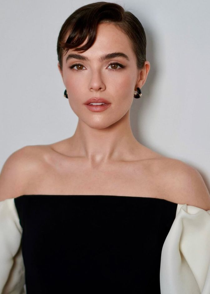 رسمات الحواجب العريضة والدائرية بخطوط كثيفة على طريقة النجمة Zoey Deutch