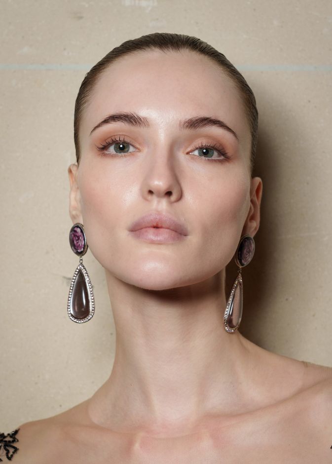 صيحة الحواجب الرفيعة والدائرية من دار Georges Hobeika