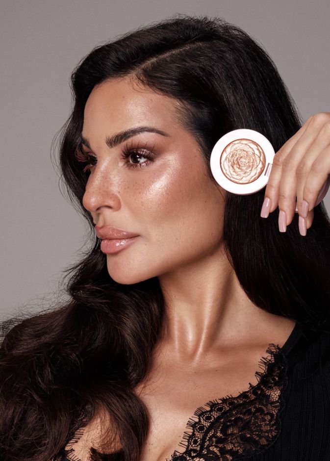 المكياج البرونزي مع الفستان الأسود.. سر إطلالات النجمات العربيات