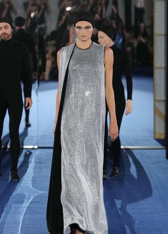  الفضي يفرض حضوره في عرض Alexis Mabille