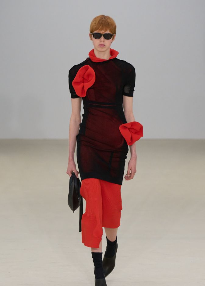 Issey Miyake إطلالة باللونين الحمر والأسود من