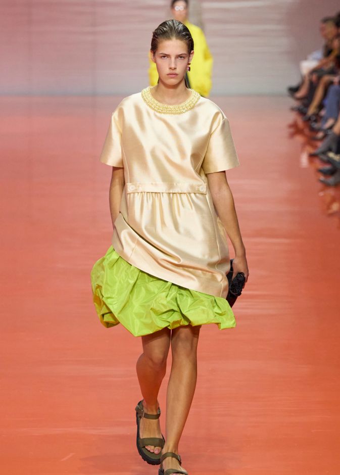 صيحة تنورة البالون من Prada 