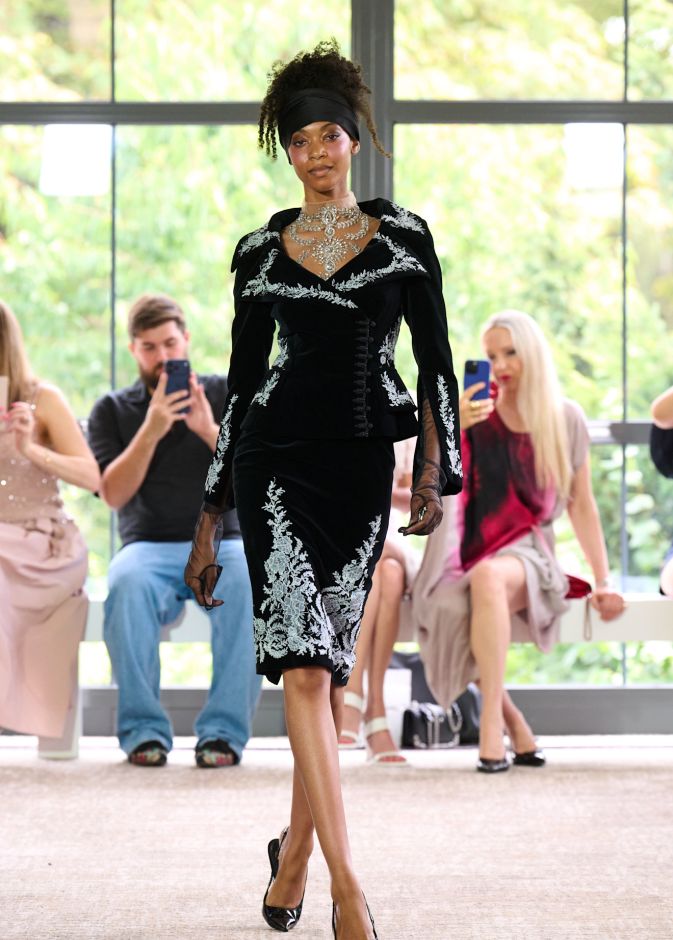 حكايات الأنوثة بين التاريخ والخيال في مجموعة  Yanina Couture خريف و شتاء 2026 للأزياء الراقية 