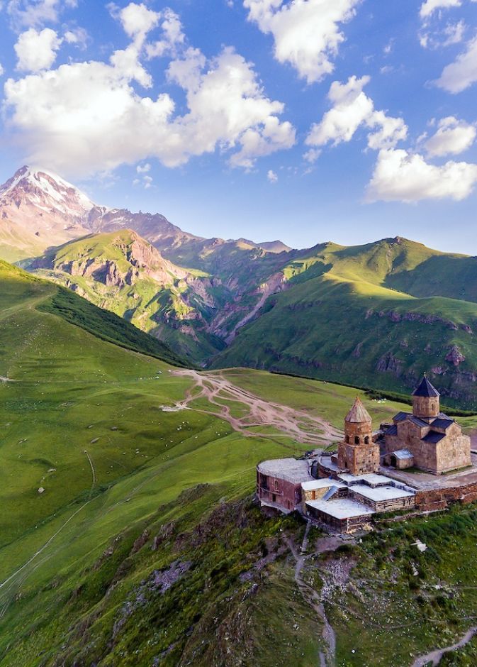 kazbegi كازبيجي لوحة طبيعية تنبض بالهدوء