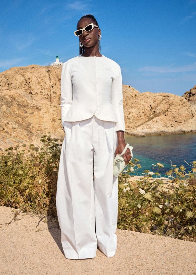 إطلالة خريفية باللون الأبيض من ‏Jacquemus