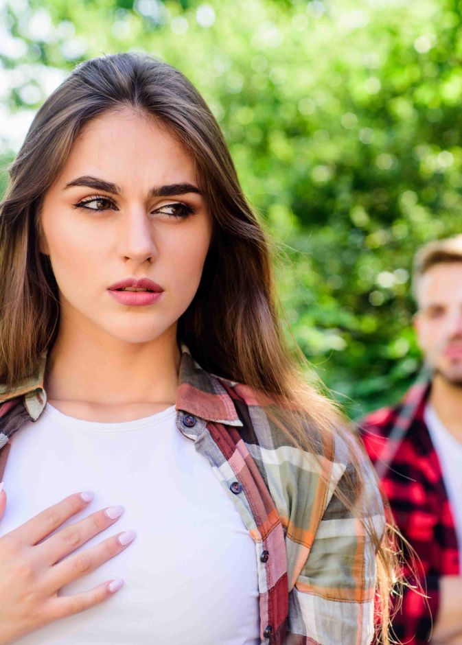 اعرفي كيف يرى الرجل المرأة الغامضة وهل يفضلها عن تلك الواضحة