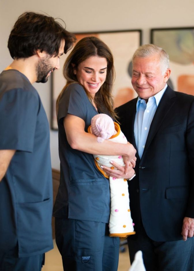   الأميرة إيمان ترحيب بابنتيها التوأم