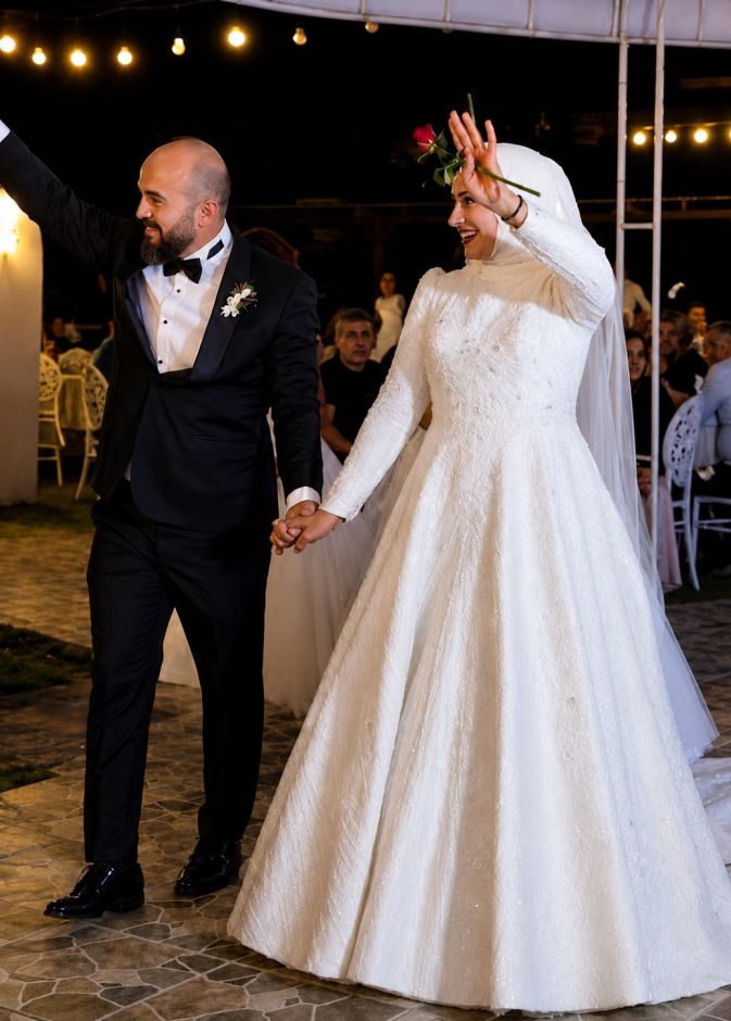 بوراك أوزجيفيت يرد على جدل غيابه وزوجته عن زفاف شقيقته