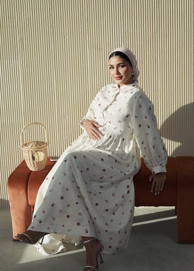 حنين الصيفي بفستان طويل باللون الأبيض بقصة الـShirt dress