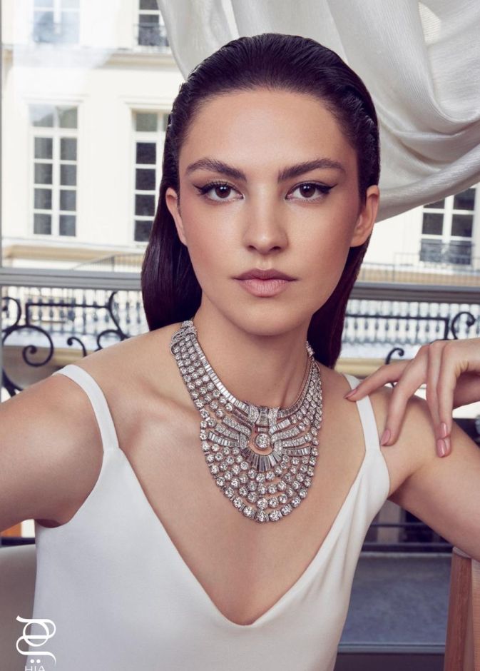 Photographed at L'École de Van Cleef & Arpels, Place Vendôme — 2022 Style & Art Direction @rrobymoda Photographer @luismonteirophotography Model @eva.malte @elitemodelworld
