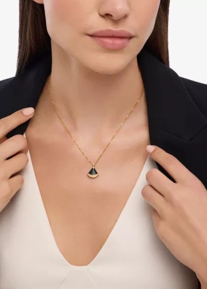 عقد Bvlgari المصنوع من الذهب الأصفر