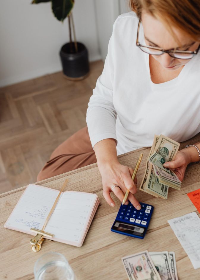 كيف يمكن لبعض القرارات المالية أن تؤثر في خياراتكِ وطموحاتكِ المستقبلية