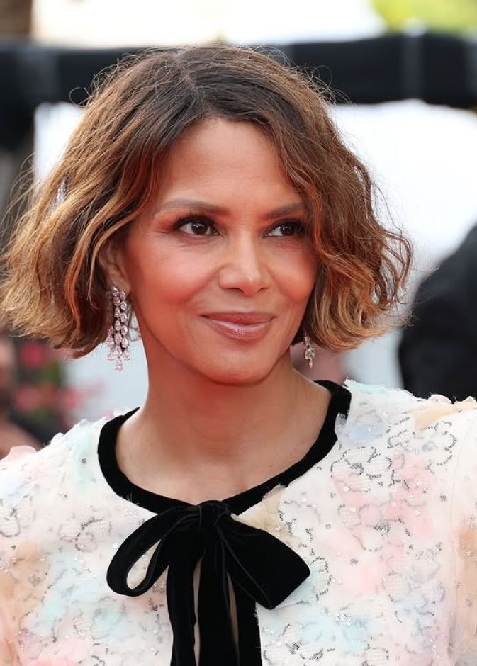 إطلالة Halle Berry برسمات المكياج الوردي